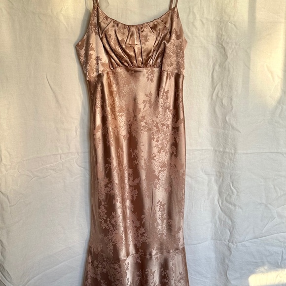 Elegant Pink Satin Dress - Picture 6 of 9